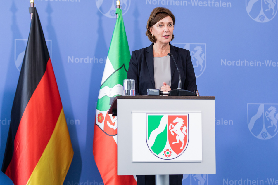 NRW-Schulministerin Yvonne Gebauer (54) bei einer Pressekonferenz.