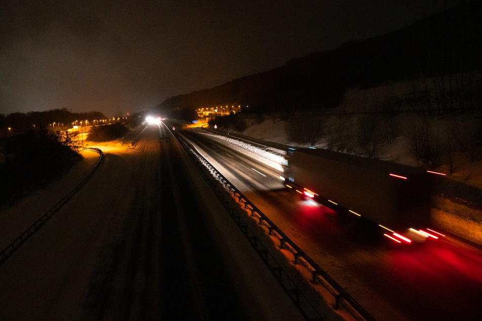 Mitten in der Nacht kam es zu der Kollision auf der Autobahn 23. (Symbolbild)