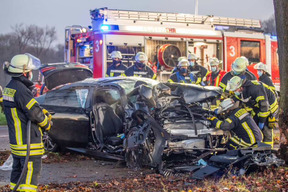 Düsseldorfer und Beifahrer nach Unfall in Auto eingeklemmt und schwer verletzt