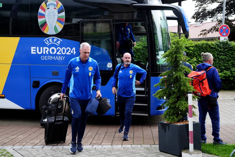 Schottlands Trainer Steve Clarke (60, r.) bestellt für seine Spieler täglich 200 Kilogramm Eis - aber nicht zum Essen.