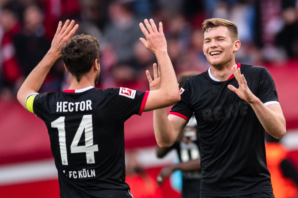 Kölns Kapitän Jonas Hector (l.) und Luca Kilian jubeln nach dem rheinischen Derby gegen Bayer 04 Leverkusen.