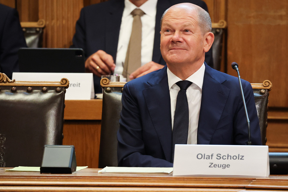 Bundeskanzler Olaf Scholz ist am Freitagnachmittag im Untersuchungsausschuss von einem Mann auf der Zuschauertribüne beschimpft worden.