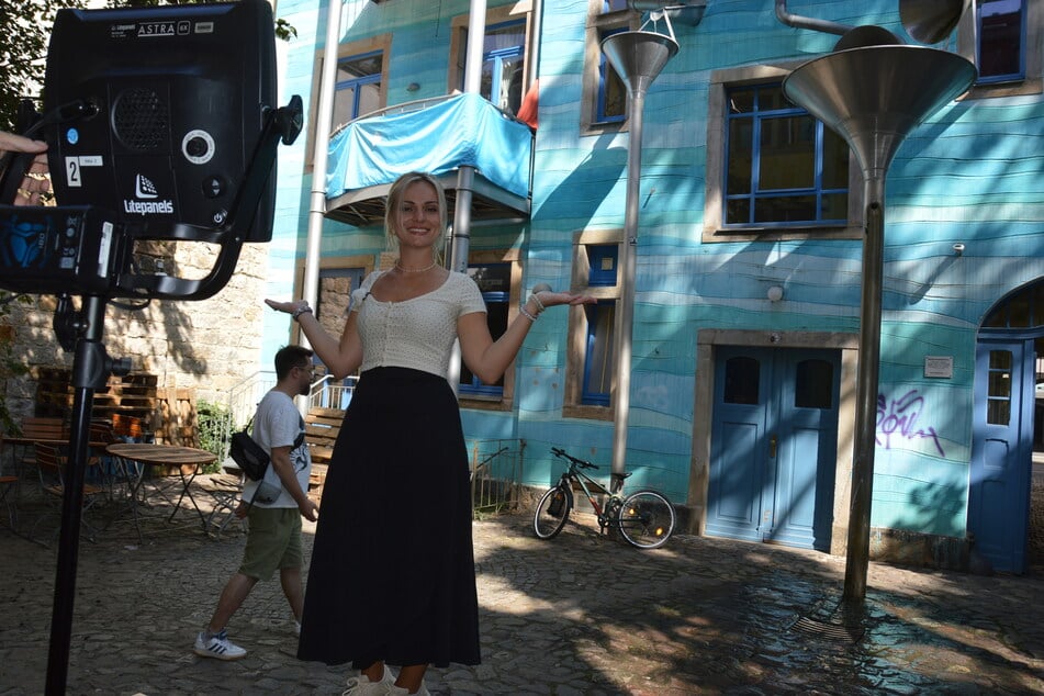 Moderatorin Anna-Sophie Aßmann (25) ist für den MDR unterwegs in Dresdens hipper Neustadt.