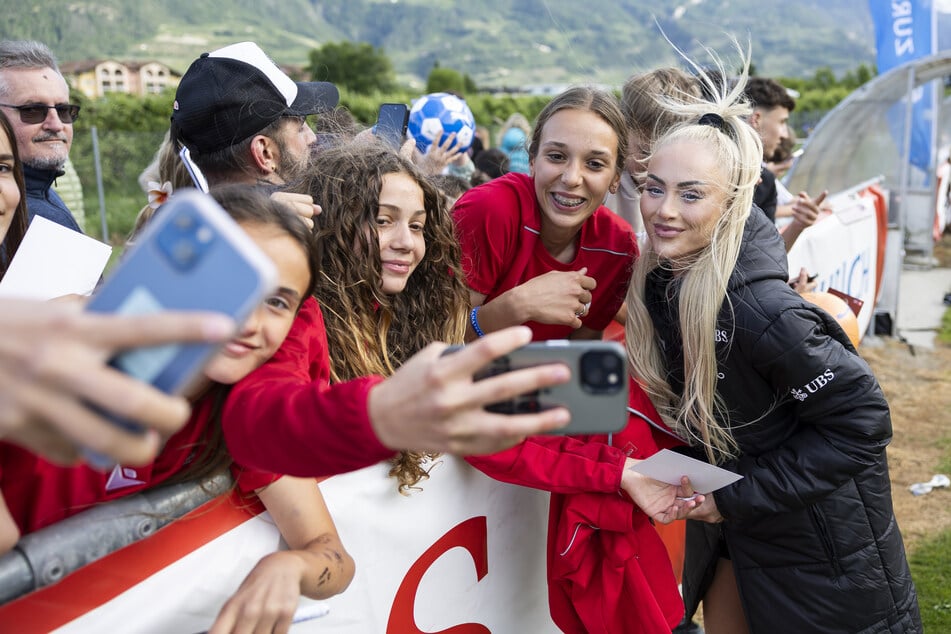 Alisha Lehmann (26, r.) ist die wohl bekannteste Fußballerin der Welt, hat rund 16,2 Millionen Instagram-Follower. Doch der Ruhm hat auch seine Schattenseiten.