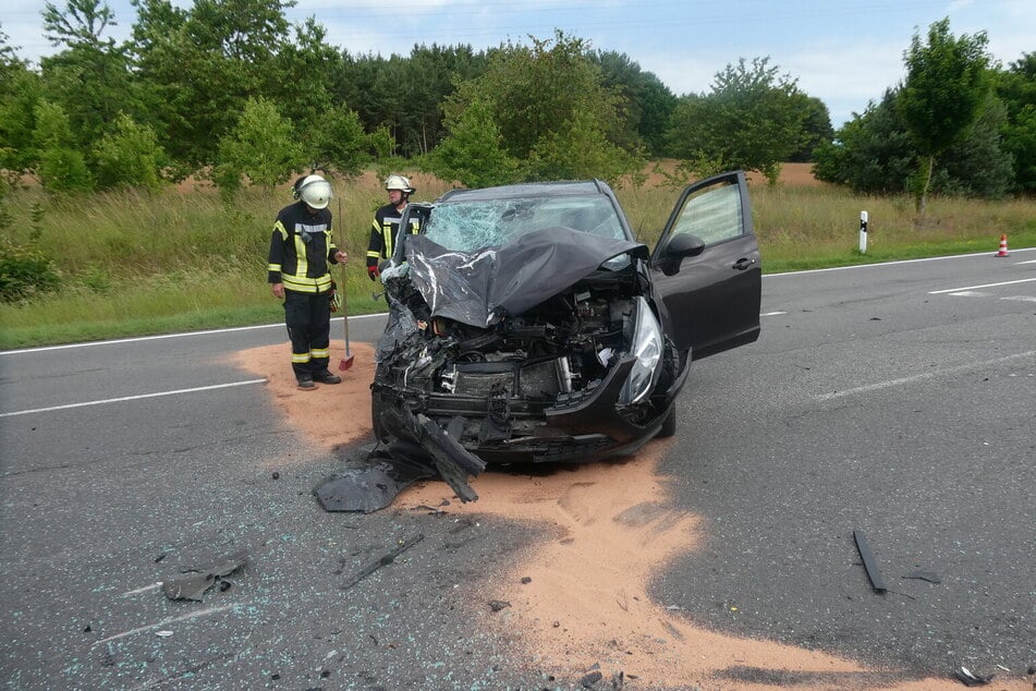 Das Auto der Frau erlitt einen Totalschaden und konnte nur noch abgeschleppt werden.