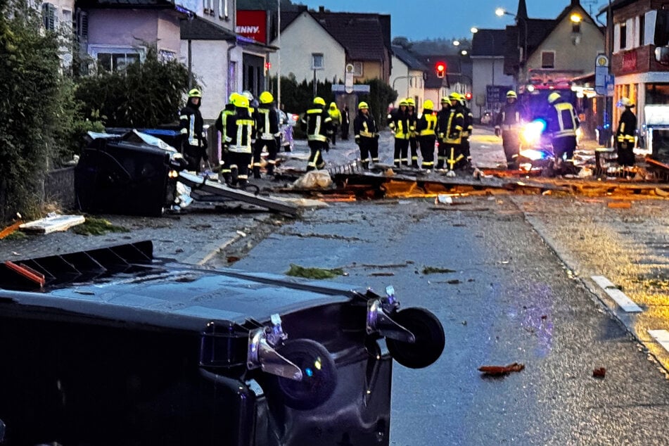 Ziegel und Teile von Dächern wurden teilweise mehrere Straßen weit getragen.