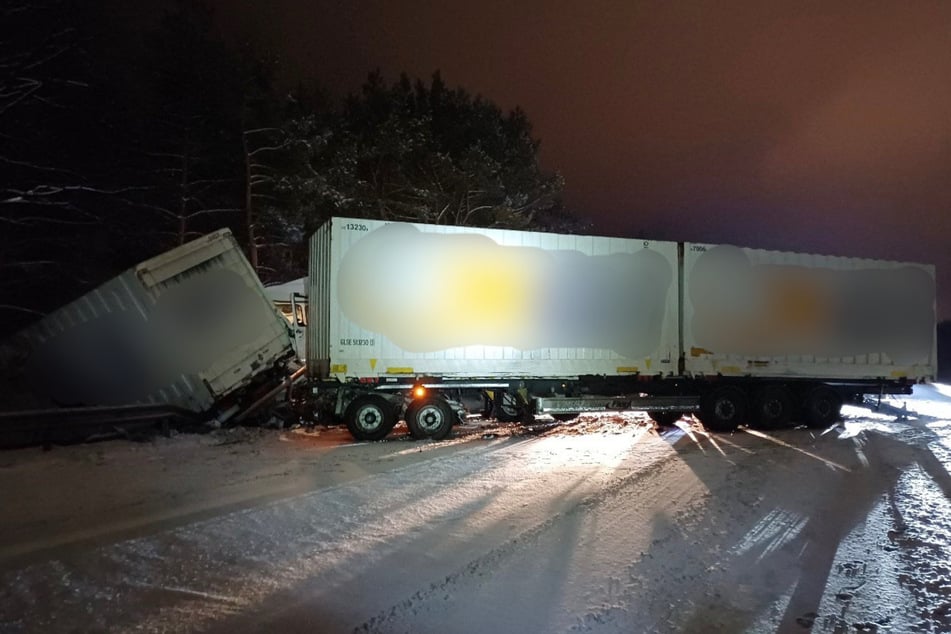 Zwei ineinander geprallte Lkw sorgen für eine Vollsperrung der A7 in Richtung Hamburg.