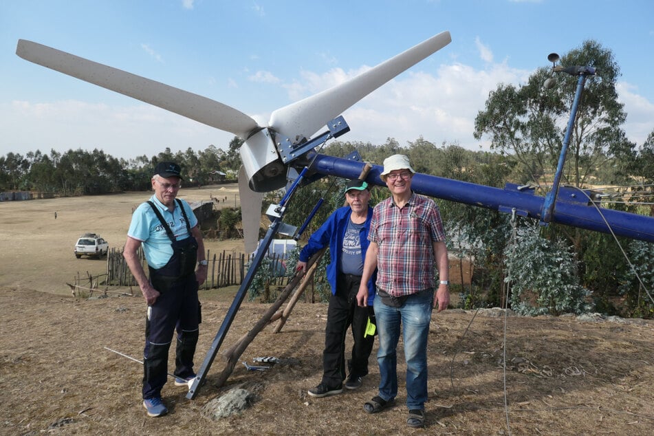 Absenken zur Sanierung: Gerhard Wehner (72, l.) und Bernd Hinze (72, M.) hatten im Januar gemeinsam mit Pfarrer Hahn das Windrad umgelegt, um Luftdämpfer zur Sicherung einzubauen.