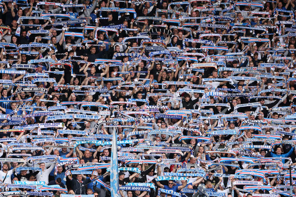 Das Erzgebirgsstadion war ausverkauft, laut Polizei reisten 1800 Fans aus Rockstock an.