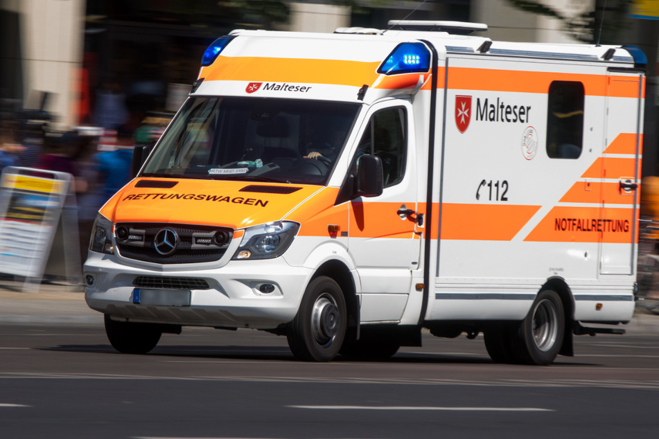 Mindestens ein Mensch wurde bei dem Unfall verletzt. (Symbolbild)