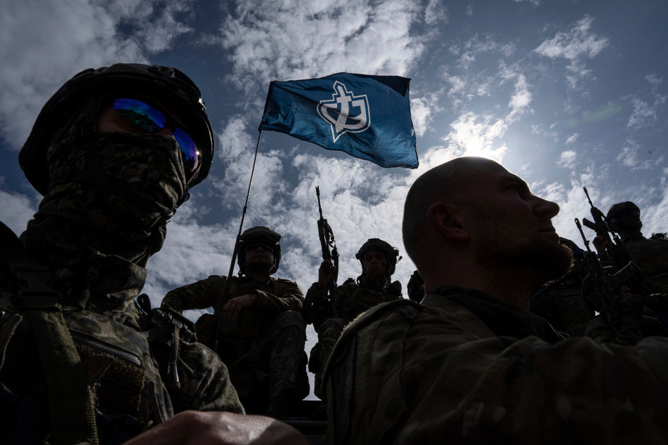 Von der Ukraine bewaffnete russische Putin-Gegner sind nach eigenen Angaben in russische Orte nahe der ukrainischen Grenze eingerückt.