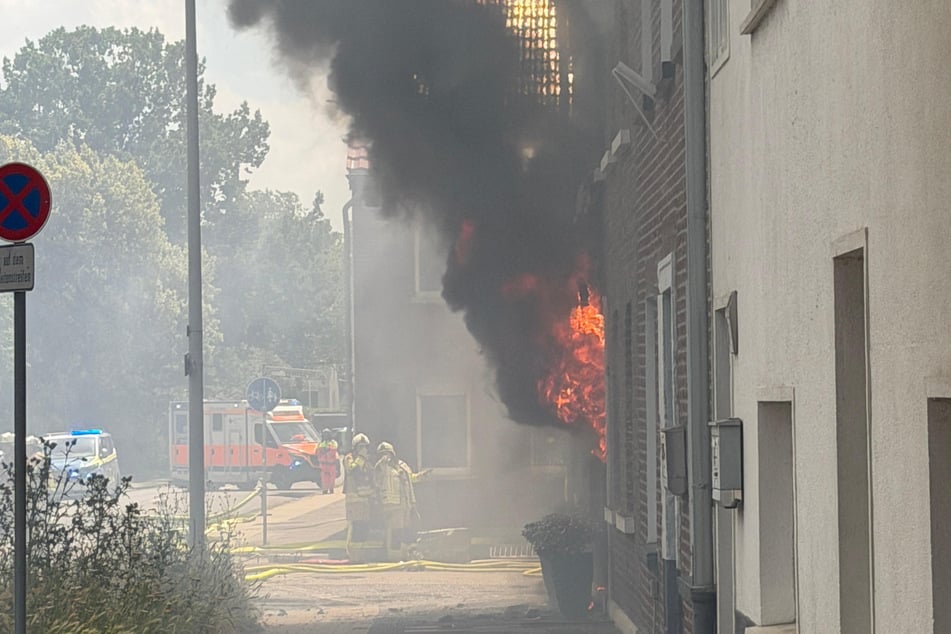 14 Stunden Großeinsatz: Wohnhaus brennt nieder, Mutter und Kind verlieren ihr Zuhause