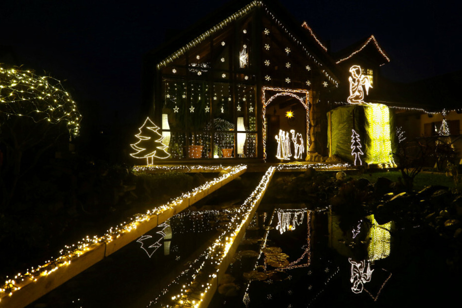 Im Advent verwandelt sich Josef Gloggers Garten in Balzhausen im Landkreis Günzburg in eine Krippe mit knapp 30.000 Lichtern.