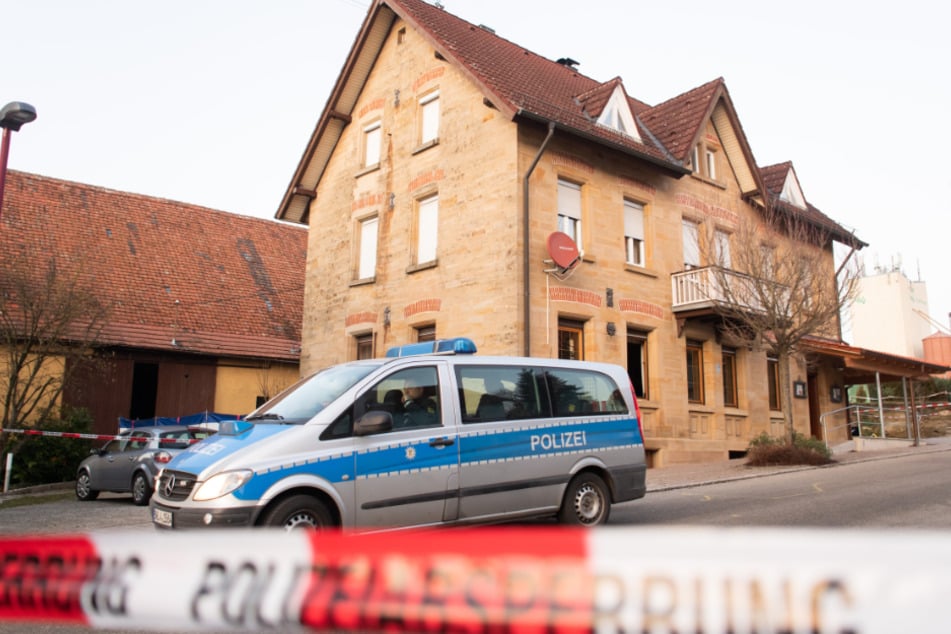 24. Januar: Ein Polizeiauto steht vor dem Haus in Rot am See, wo mehrere Menschen getötet wurden.