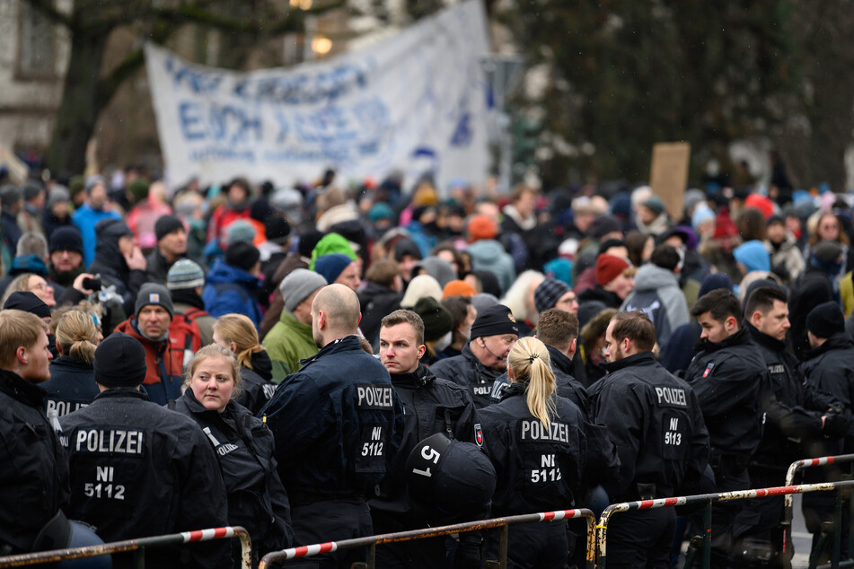 Hunderte Teilnehmerinnen und Teilnehmer verschiedener Demonstrationen protestieren in Göttingen. Darunter Anhänger der sogenannten Querdenker-Szene und Gegendemonstranten eines Bündnisses gegen Rechts.