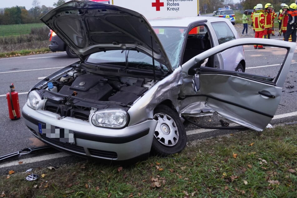 Drei Menschen wurden bei dem Unfall schwer verletzt.