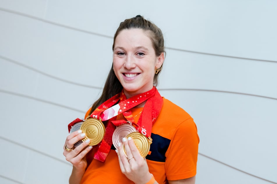 Hier sieht sie glücklicher aus: Suzanne Schulting präsentiert stolz ihre olympischen Medaillen. (Archivbild)