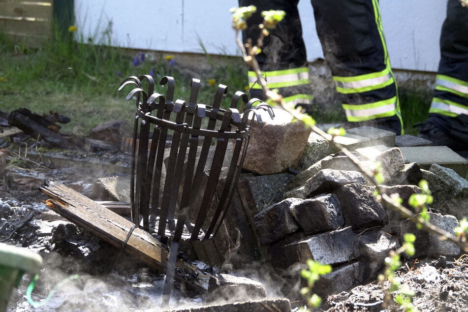In dieser Feuerschale hatte der Gartenbesitzer ein Lagerfeuer gemacht. Da er das Feuer offenbar nicht ordnungsgemäß löschte, brannte es weiter und griff auf die nahestehende Laube über.