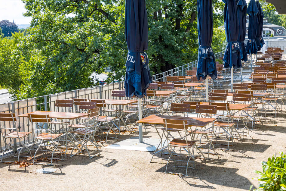 Im Biergarten bleiben die Stühle leer.