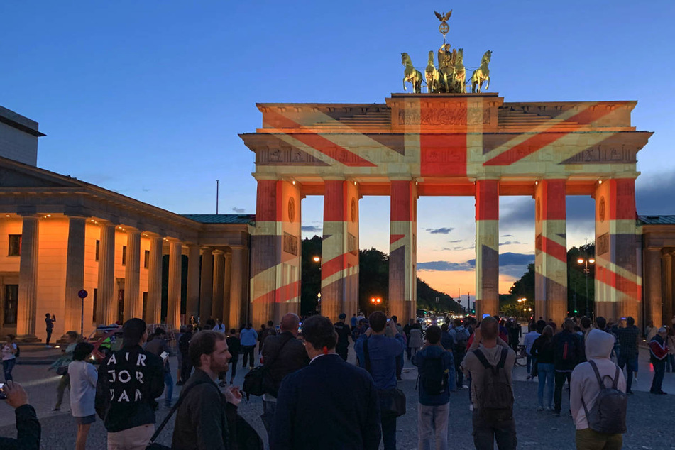 Berlin: Zu Ehren der Queen: Brandenburger Tor mit Union Jack angestrahlt