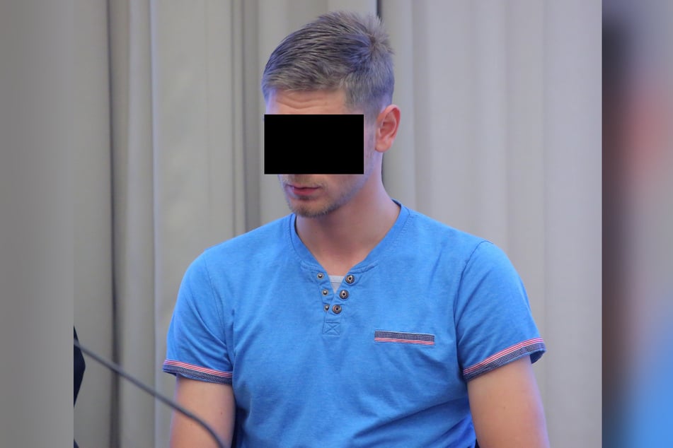 Mit Schädelbrüchen kam sein Stiefsohn in die Klinik. Doch Dominik K. (20) weist vor Gericht alle Schuld von sich.