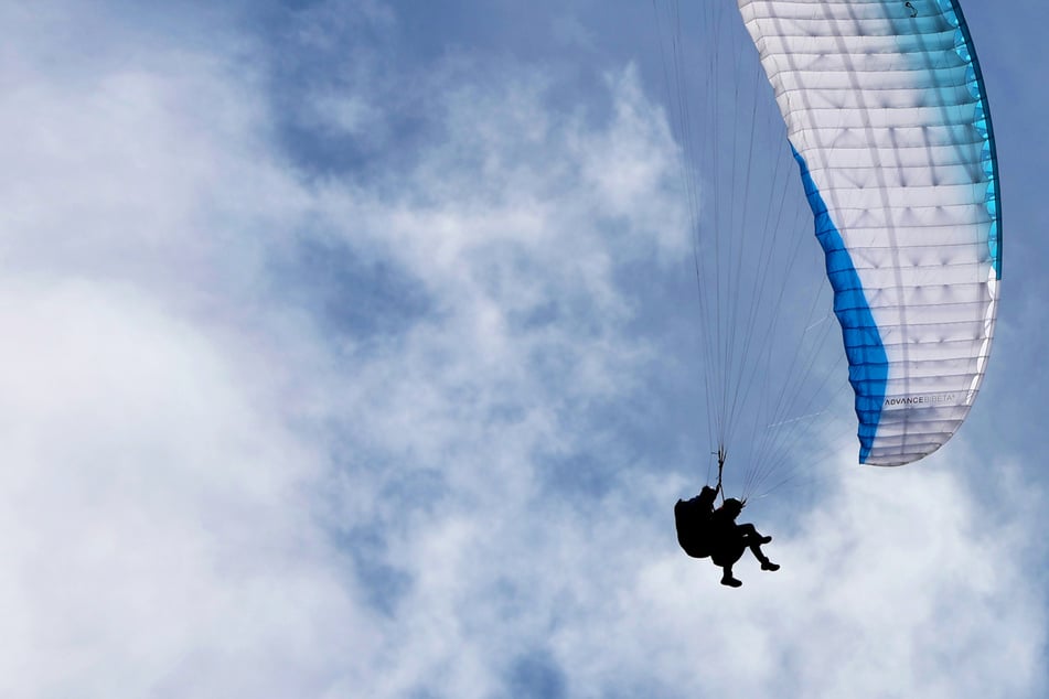 Männer stürzen bei Tandemflug ungebremst zehn Meter in die Tiefe