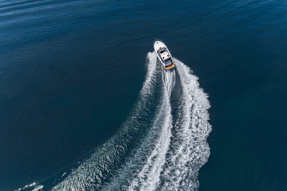 Geht es nach der aktuellen Gesetzeslage, wären Motorboote wie dieses auch auf dem Cospudener See erlaubt. Leipzig versucht jedoch, dies zu verhindern. (Symbolbild)