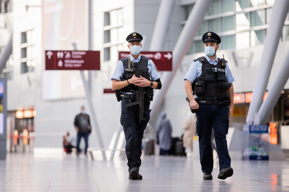 Die Polizei hat den gesuchten Mann noch am Düsseldorfer Flughafen geschnappt. (Symbolbild)