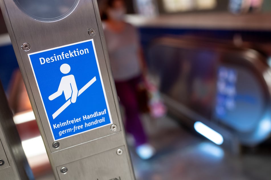 An insgesamt 209 Bahnhöfen in NRW will die Deutsche Bahn häufig genutzte Kontaktflächen mit einem speziellen Anti-Corona-Lack beschichten (Symbolbild).