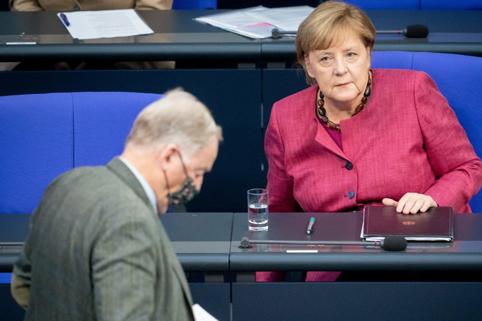 Alexander Gauland (80, AfD) geht im Oktober 2020 vor Angela Merkel (66, CDU), die eine Regierungserklärung im Bundestag zur Bewältigung der Corona-Pandemie abgegeben hatte, zum Rednerpult.