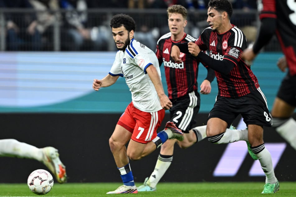 Mit vollem Tempo stürmt HSV-Profi Zakaria El Ouahdi (l.) in den Strafraum, kurz darauf wird er von SGE-Kapitän Robin Koch (nicht im Bild) unsanft zu Boden gebracht.