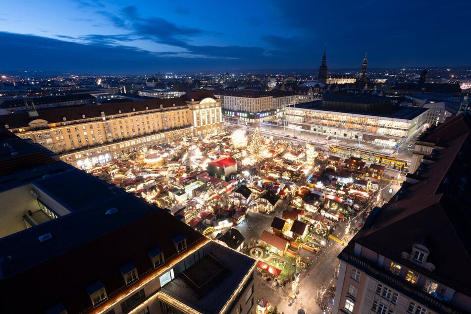 Der Weihnachtsmarkt auf dem Dresdner Altmarkt hat am 26. November eröffnet.