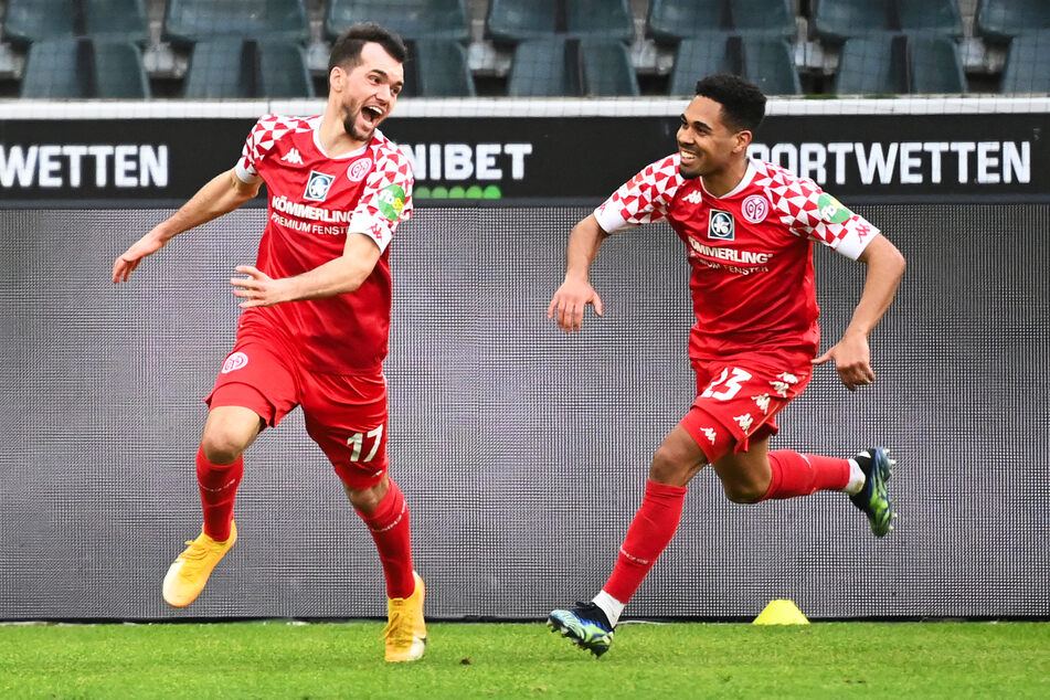 Großer Jubel bei Siegtorschütze Kevin Stöger (27, l.) und Philipp Mwene (27): Der 1. FSV Mainz 05 gewann überraschend mit 2:1 bei Borussia Mönchengladbach.
