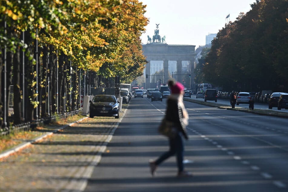 Die Menschen in Berlin und Brandenburg können sich vorerst auf mildes Herbstwetter einstellen. (Archivfoto)