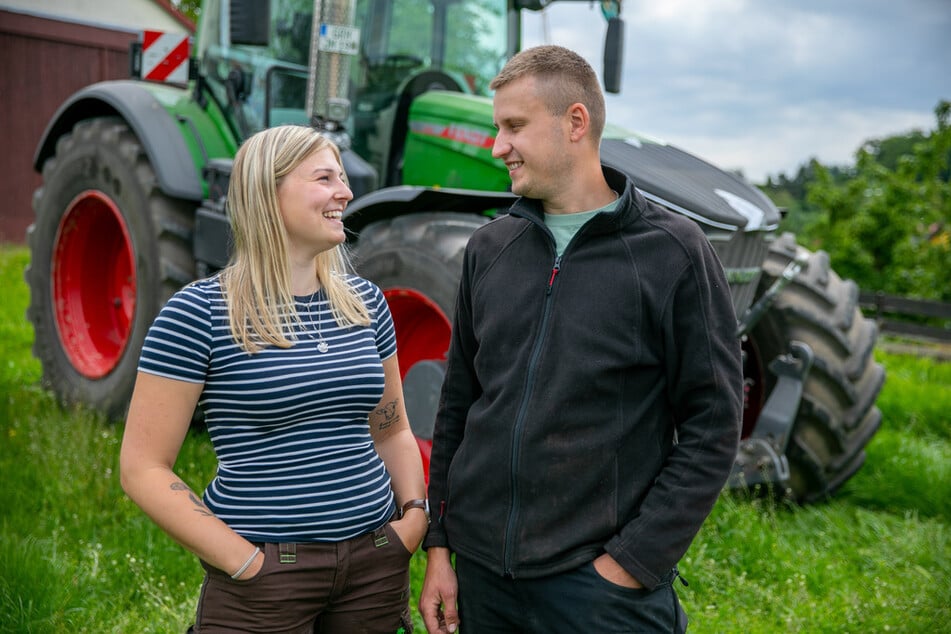 Lucy Schmidt und ihr Freund Jonas führen gemeinsam den landwirtschaftlichen Betrieb seiner Eltern weiter.