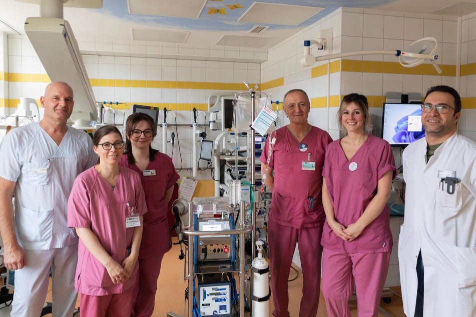 Dem Team um Chefarzt Dr. med. Gert Warncke (3. v. r.) ist an der Magdeburger Uniklinik ein komplizierter Eingriff gelungen.