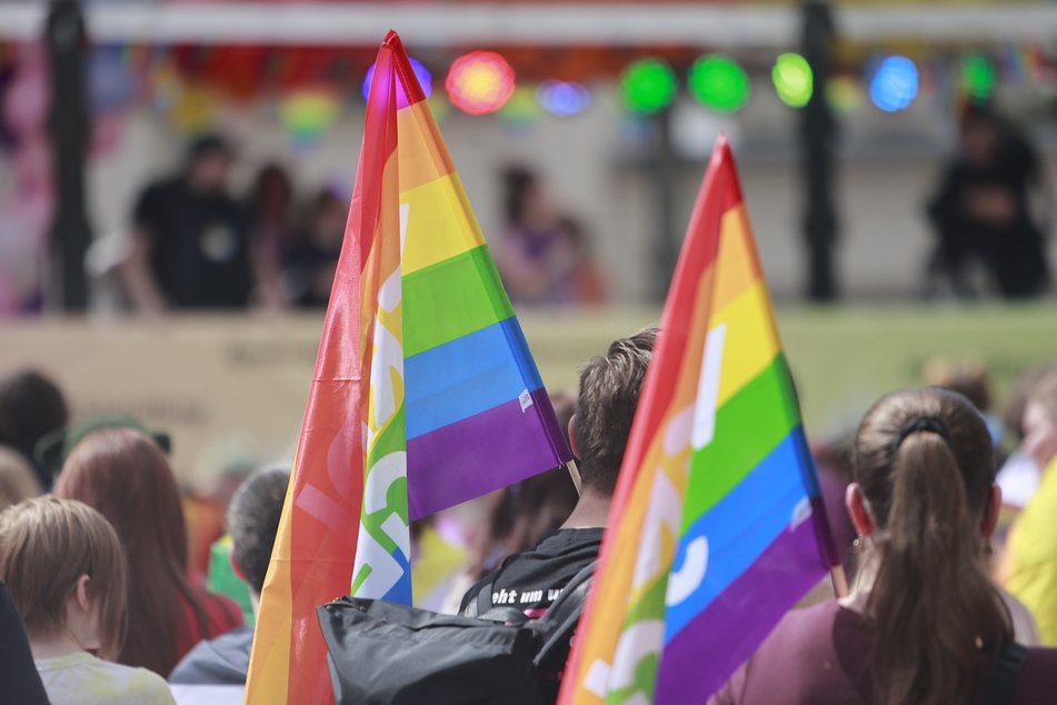 Begleitet von Pfiffen von Gegendemonstranten sind Hunderte Menschen zum Christopher Street Day (CSD) in Gera auf die Straße gegangen. (Symbolbild)