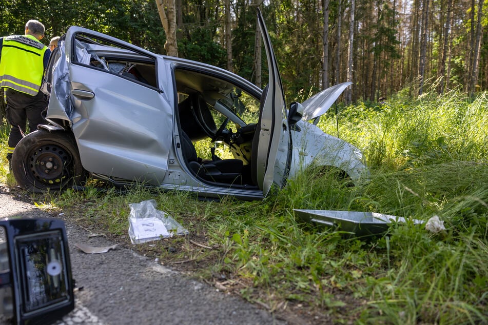 Die beiden Fahrzeuge wurden stark zerstört.