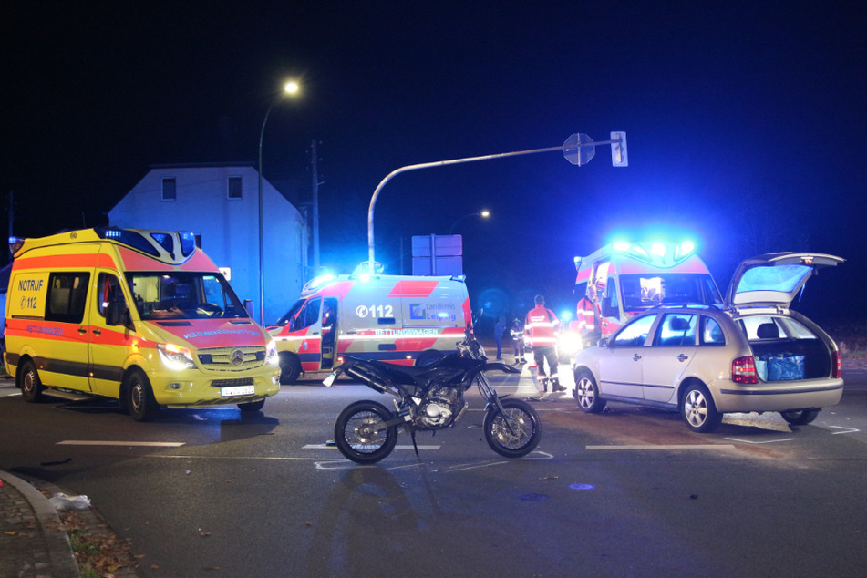 Am Dienstagabend kam es im Landkreis Leipzig zu einem Unfall zwischen einem Auto und einem Motorrad.