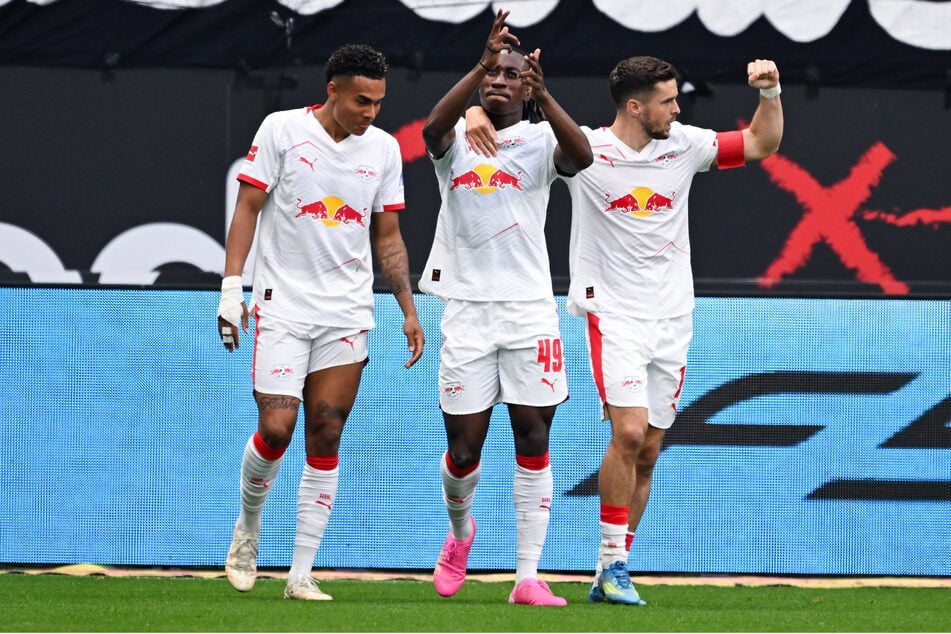 Yan Diomande (M.) bejubelt seinen sehenswerten Treffer zum 0:1 (27.).