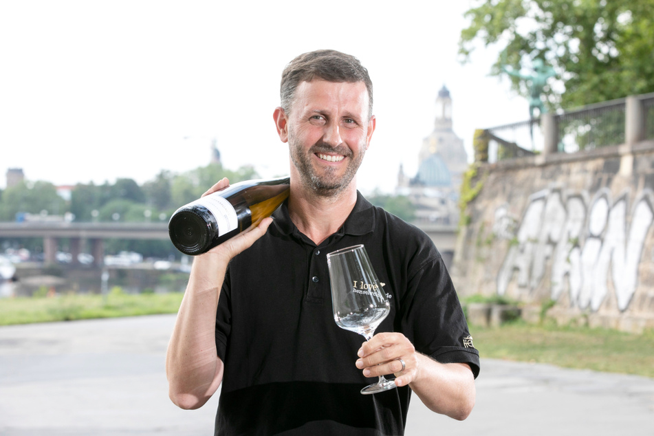 Sommelier Jens Pietzonka (51) ist Weinbotschafter des Jahres. Er ist nicht nur in Dresden erfolgreich, sondern z.B. auch Sommelier für den Deutschen Fußball-Bund.