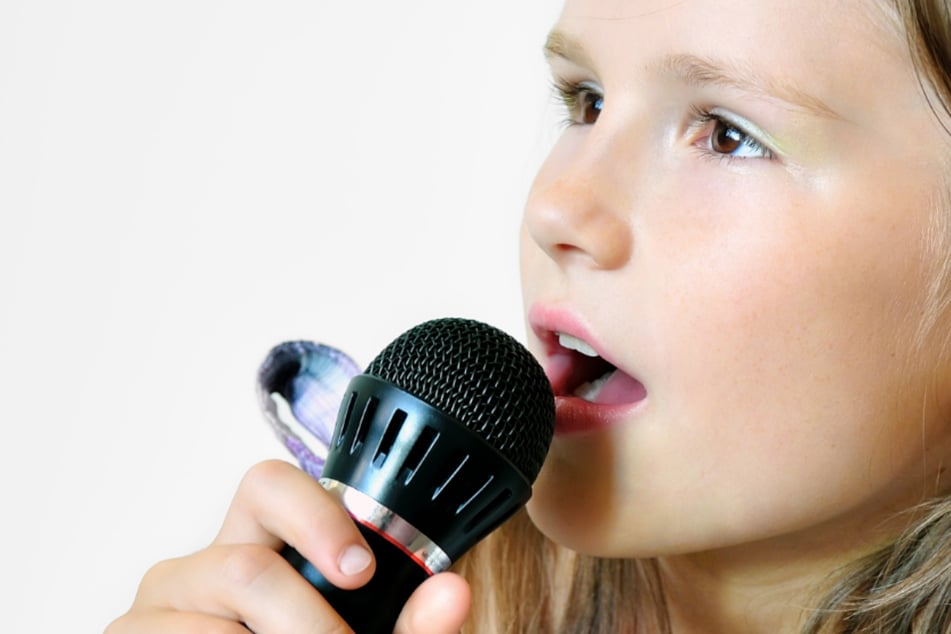 Bei den Kindern wurden Emissionsstärken unter anderem bei Ruheatmung, Sprechen, Singen und Rufen bestimmt und mit den Werten von 15 Erwachsenen verglichen (Symbolbild).