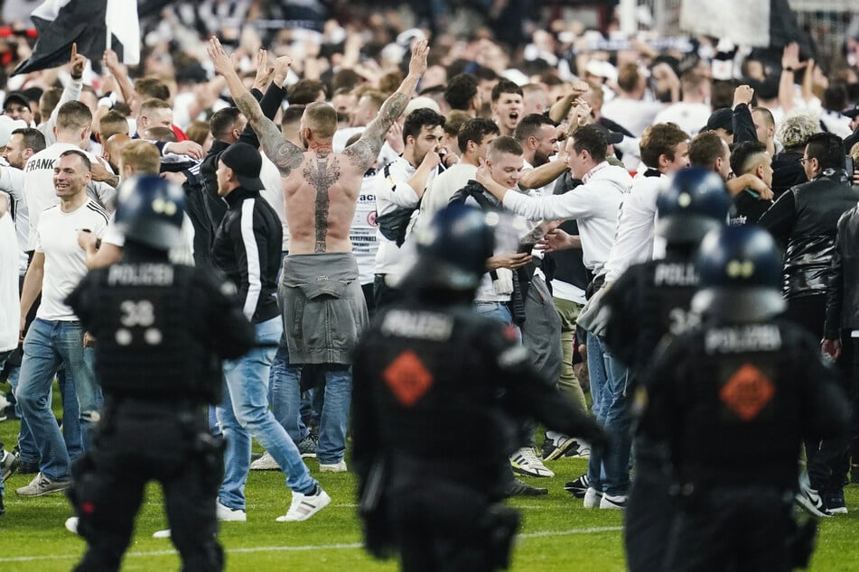 Eintracht Frankfurt bekam von der UEFA eine empfindliche Geldstrafe, die aufgrund des Platzsturms nach dem Erreichen des Europa-League-Finals noch höher ausfallen könnte.