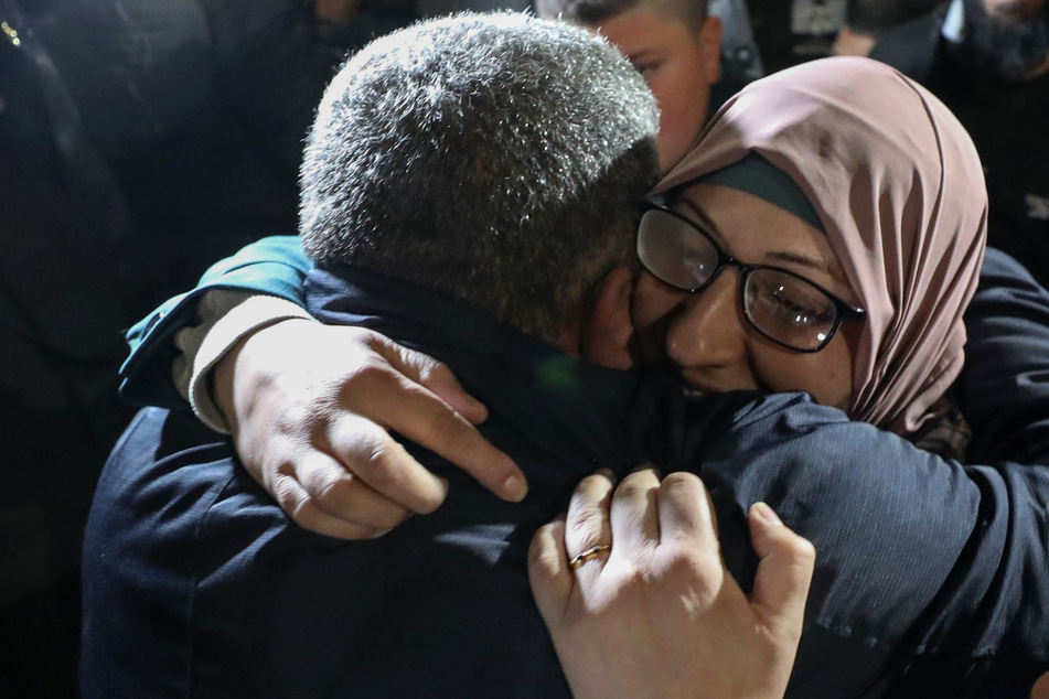 Ramallah: Eine Palästinenserin, die in einem israelischen Gefängnis inhaftiert war, wird nach ihrer Freilassung von Freunden und Familienangehörigen begrüßt.