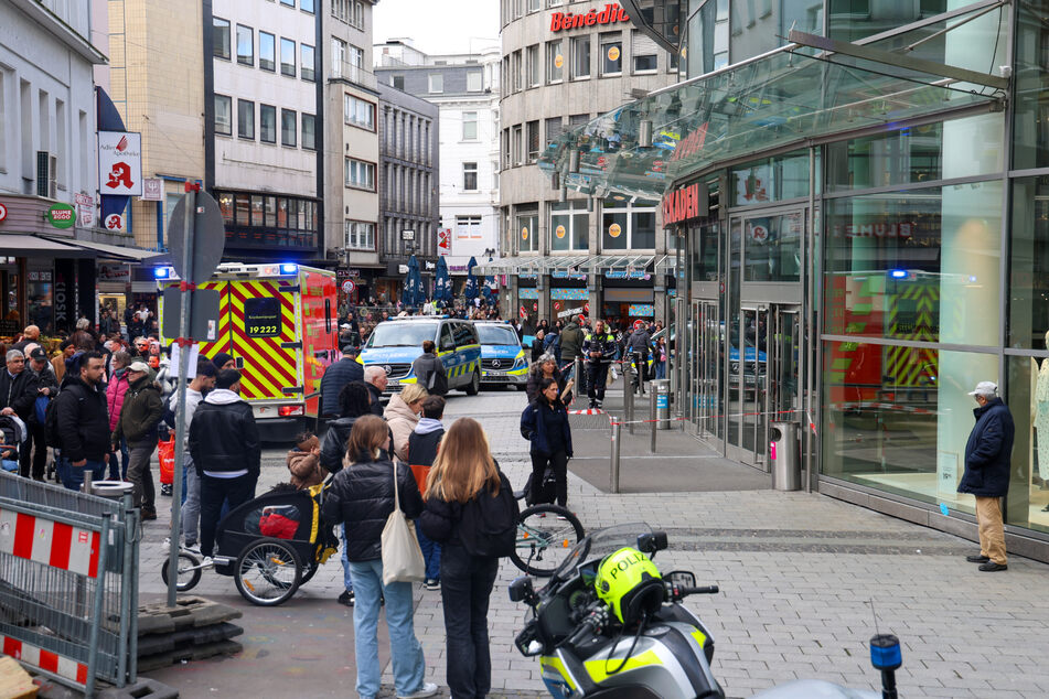 Weil die Polizei derzeit zur Spurensicherung vor Ort ist, sind die Wuppertaler City-Arkaden geschlossen.
