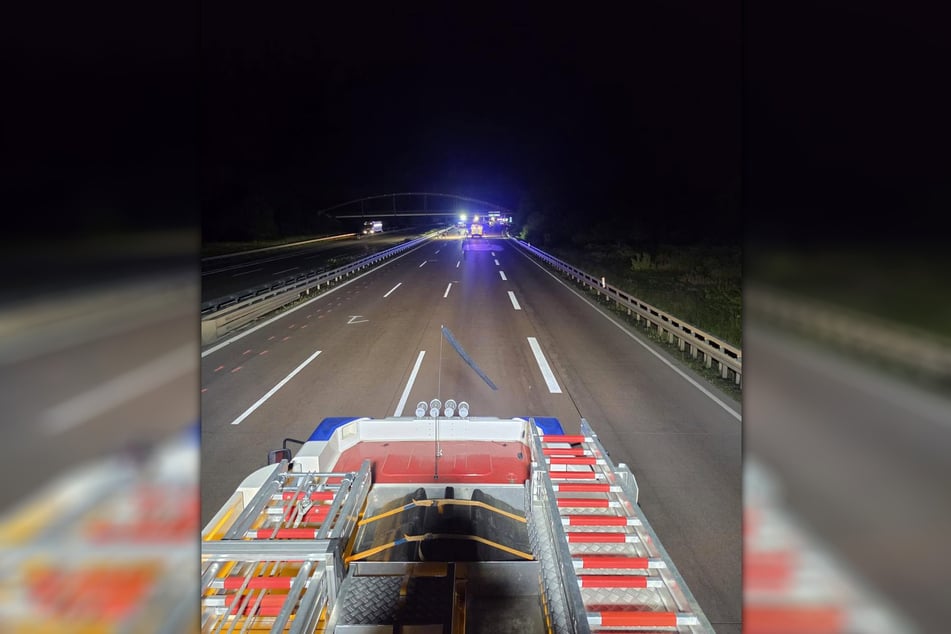 Fahrzeuge der Feuerwehr Brehna am Mittwoch auf der A9 zwischen Halle und Dessau. Auf der Autobahn war es zu einem schweren Unfall gekommen, bei dem ein 44-Jähriger schwer verletzt wurde.