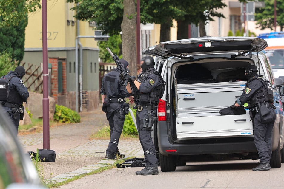 Die Polizei sperrte die Hofer Straße ab und fand den beschriebenen Mann schließlich in einer Wohnung.