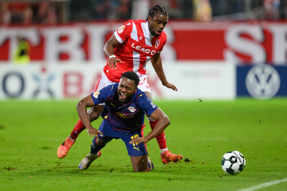 Lucoqui (h.) ist schnell in Cottbus angekommen, absolvierte bisher jedes Ligaspiel seit seinem Wechsel. Auf seinen Premierentreffer musste er aber warten.