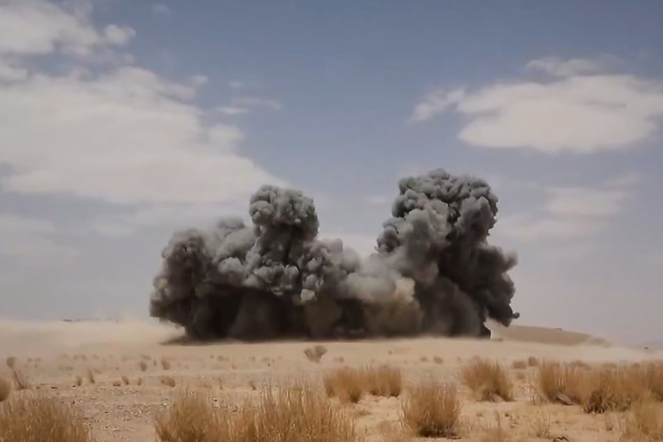 Dieses Foto zeigt Rauch, der von einer Explosion aufsteigt, die laut Angaben der Huthis auf einen Angriff auf von Saudi-Arabien unterstützte Streitkräfte in der östlichen Provinz Jawf folgte.