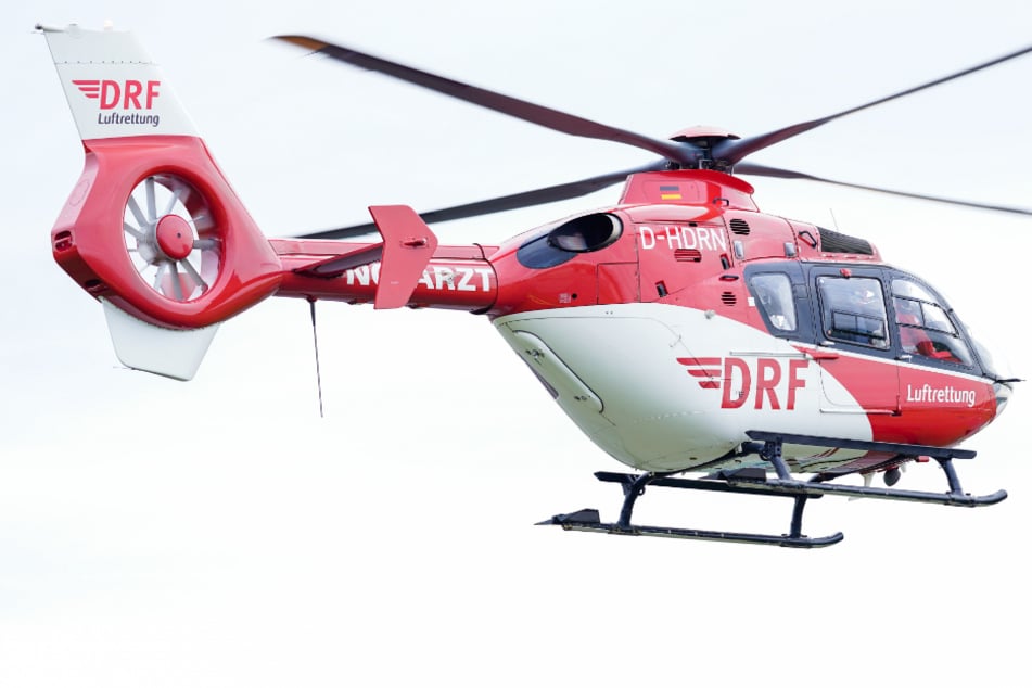 Um die schwer verletzte Frau in ein Krankenhaus zu fliegen, kam ein Helikopter zum Einsatz. (Symbolbild)